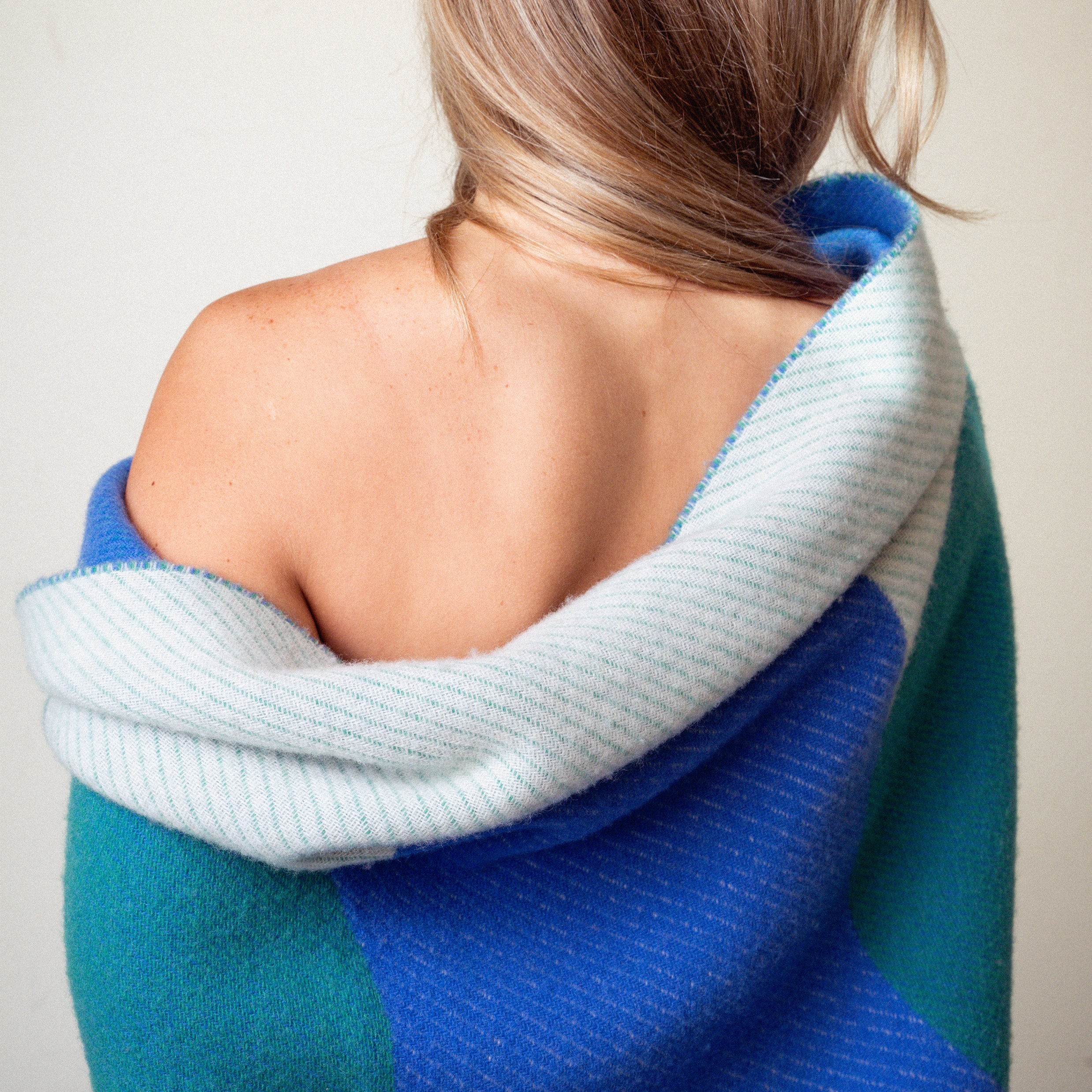 White, Blue and Leaf Throw Blanket - Oversized Retro Flower Motif - Image 5